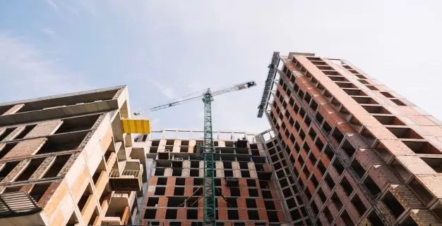 نطاق العمل بحرفية البنود التعاقدية وما يقتضيه العرف في الأعمال الإنشائية